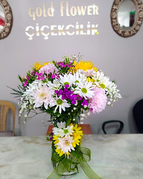 Vazoda Karışık Çiçekler